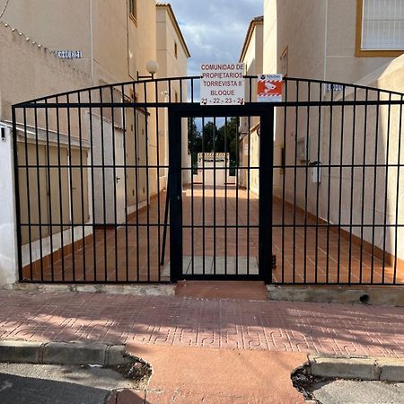 Apartamento Bajo Con Terraza Y Piscina Торевьиа Экстерьер фото